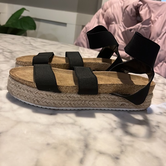 Forever 21 Shoes - Forever 21 platform sandals with black elastic straps. Womens size 7.
